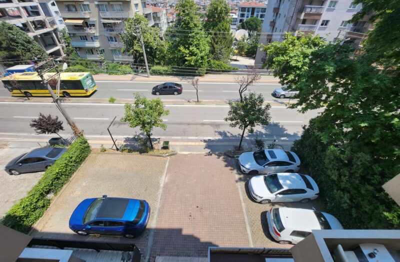 BURSA KÜKÜRTLÜ ANA CADDE ÜSTÜNDE OVA MANZARALI KİRALIK 2+1 DAİRE