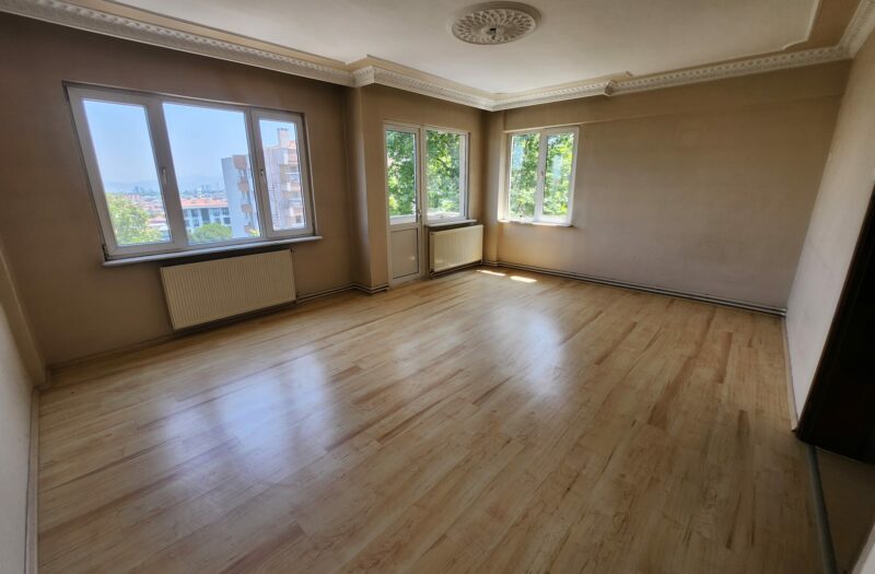 BURSA KÜKÜRTLÜ ANA CADDE ÜSTÜNDE OVA MANZARALI KİRALIK 2+1 DAİRE