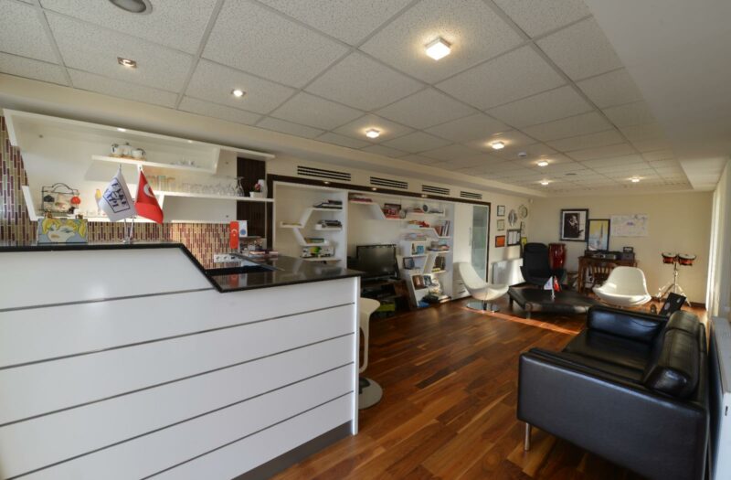 MUDANYA YOLU EVKE PLAZA ‘DA DEKORASYONLU SATILIK DUBLEKS OFİS