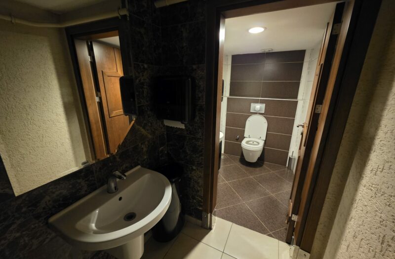 dAb’DAN GEÇİT EVKE PLAZA’DA ÖN CEPHEDE SATILIK KİRACILI DÜKKAN